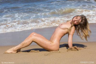 Молодая ню модель обнажилась на песчаном пляже