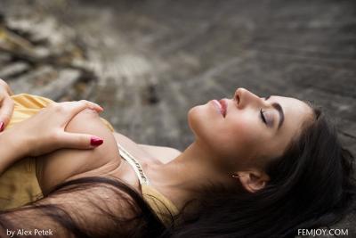 Сексуальная индианка ласкает грудь и бритую киску