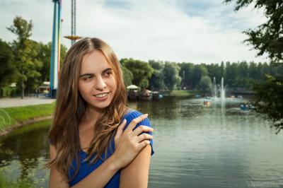 Ню модель в капроновых чулках телесного цвета