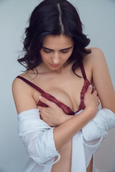 Молодая красотка сняла рубашку и нижнее белье