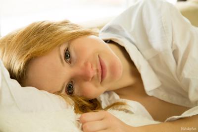 Молодая девица с голой киской и жопой дома