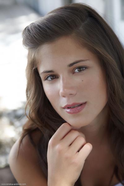 Провинциалка показывает голые сиськи во дворе