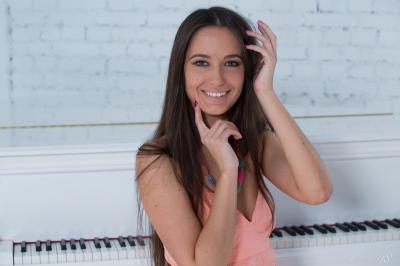 Голая иностранка раздевается возле рояля