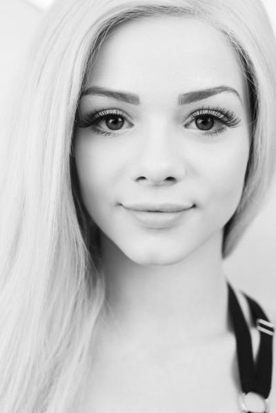 Черно-белая эротика с худой блондинкой в кружевном боди