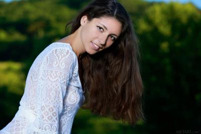 Кареглазая брюнетка разделась в чистом поле