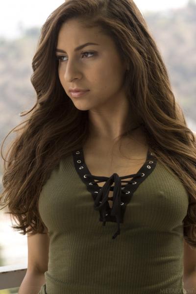 Возбуждающая эротика на балконе от брюнетки