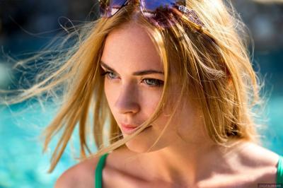 Девушка с красивой жопой купается голая в бассейне