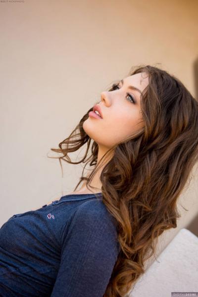 Молодая красотка сняла трусы и оттопырила попку