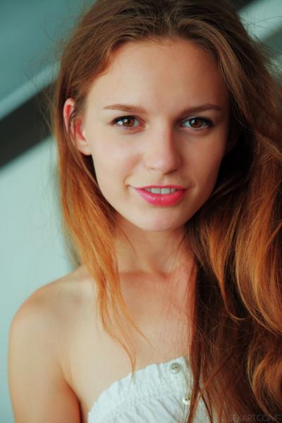 Рыжеволосая девица сняла юбку с трусами