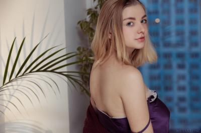 Молодая блондинка с большими натуральными титьками